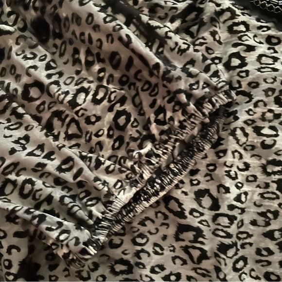 Dress Barn Women’s Animal Print size 1X Blouse Top Shirt Embellished Neckline - Picture 6 of 11